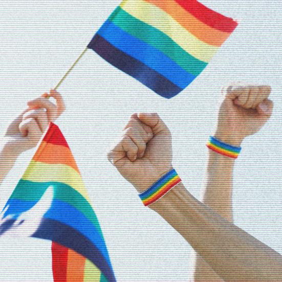 Tre hævede knytnæver med regnbuearmbånd, én holder et Pride-flag.