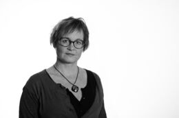 Portræt af bibliotekar Marit Juhl Skovbakke