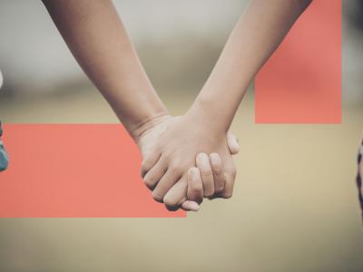 To børn holder i hånd.