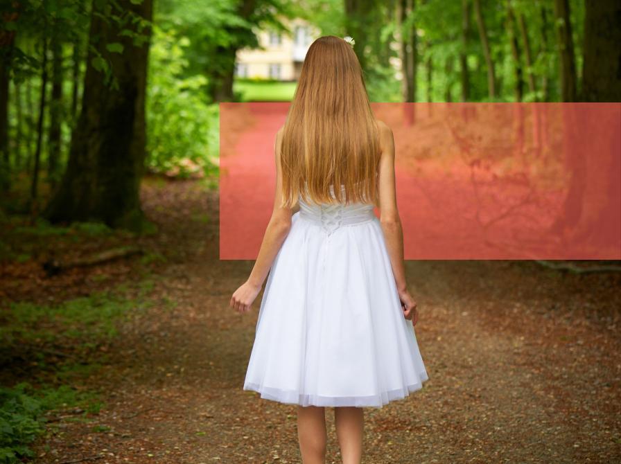 Pige på sti i konfirmationskjole.